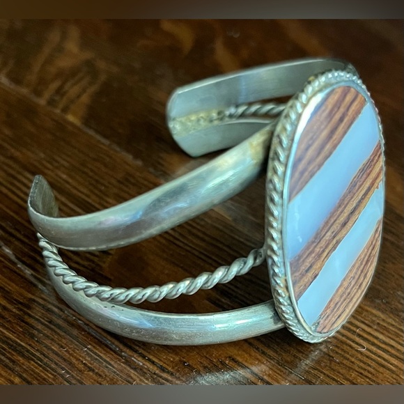 Vintage Cuff Bracelet. Gender neutral. Wood and Shell inlay. - Picture 3 of 8